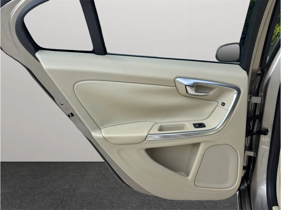 Volvo S60 photo 32