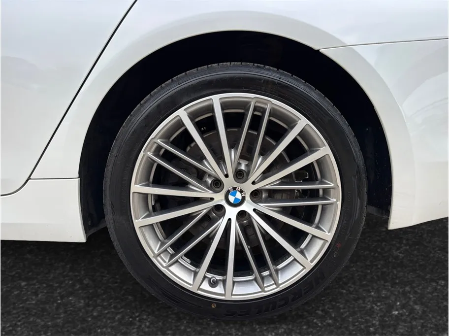 BMW 5 Series photo 16