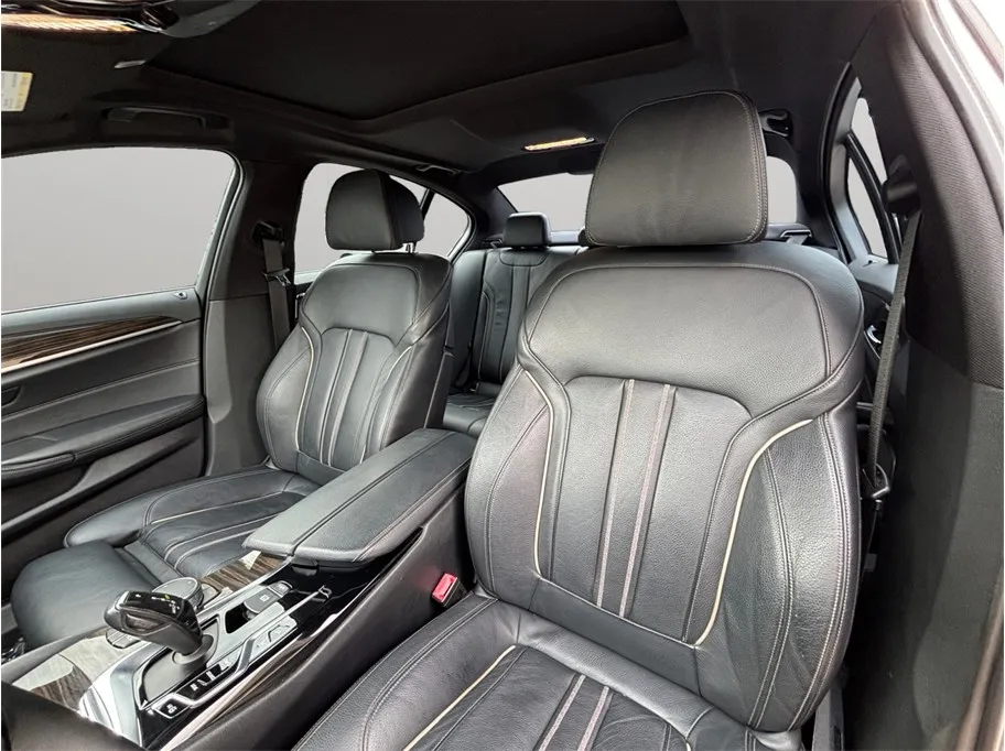 BMW 5 Series photo 2