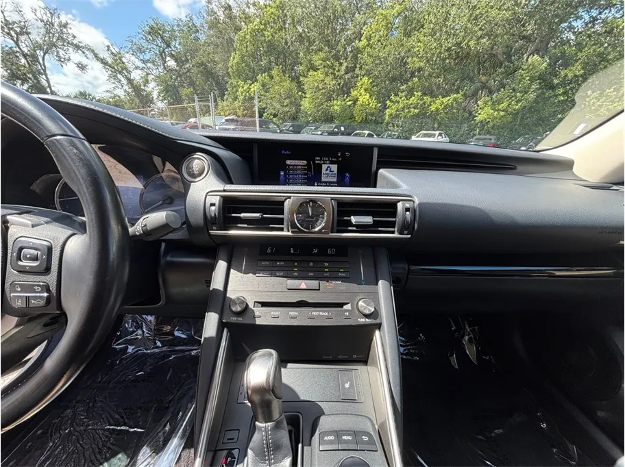 Lexus IS photo 11