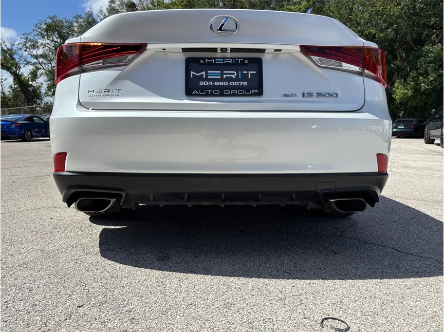 Lexus IS photo 14
