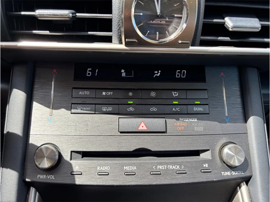 Lexus IS photo 27