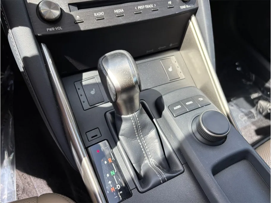 Lexus IS photo 31