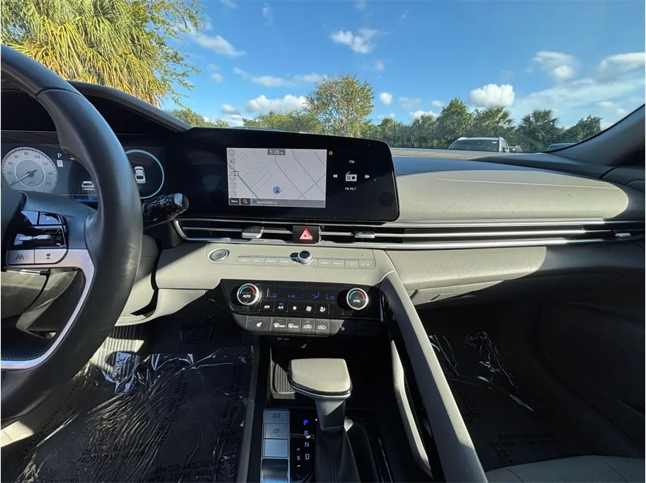 Hyundai Elantra photo 11