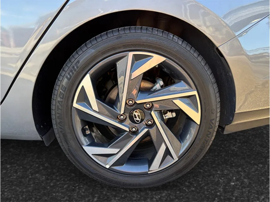 Hyundai Elantra photo 14