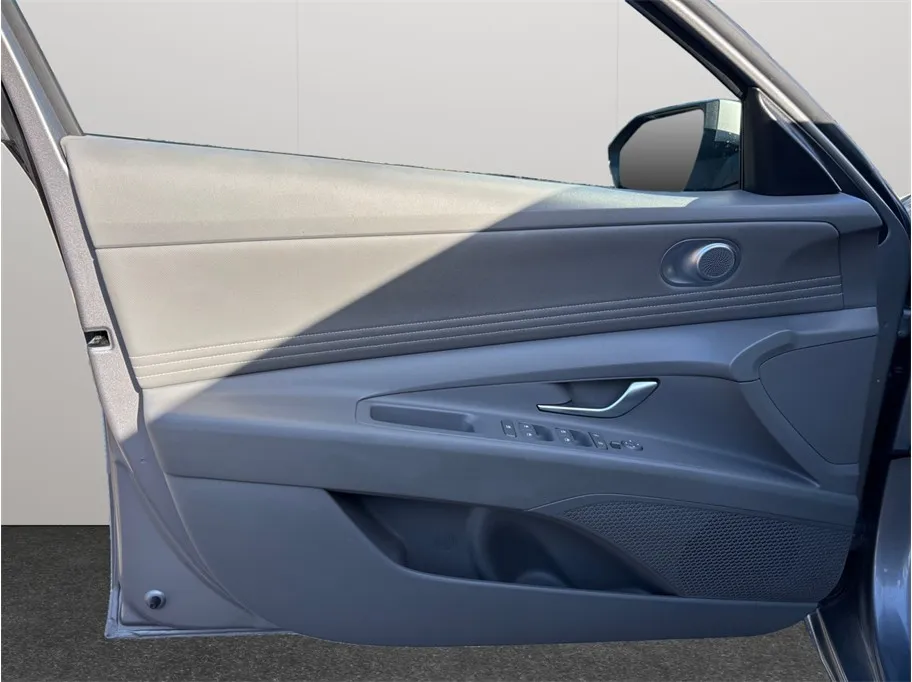 Hyundai Elantra photo 18