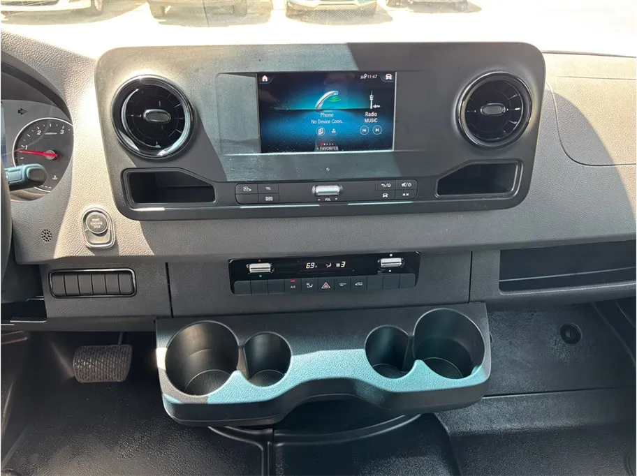 Mercedes-Benz Sprinter photo 11