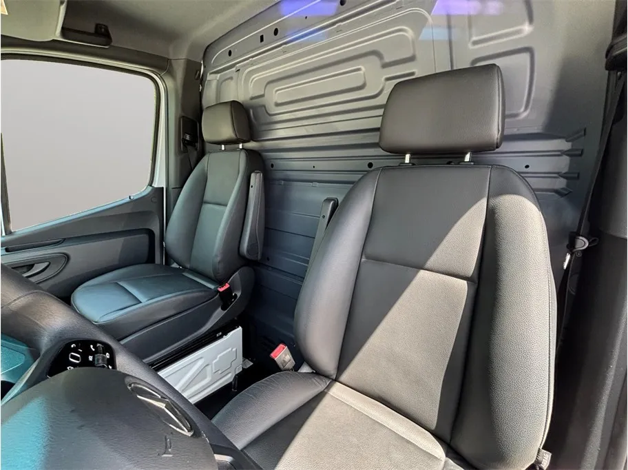 Mercedes-Benz Sprinter photo 19