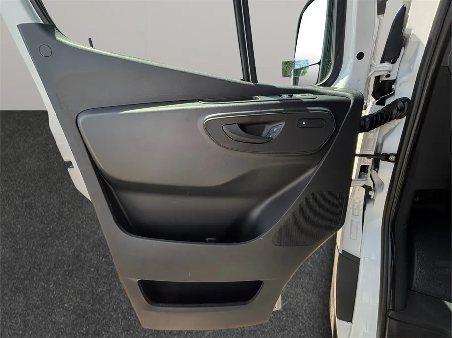 Mercedes-Benz Sprinter photo 20