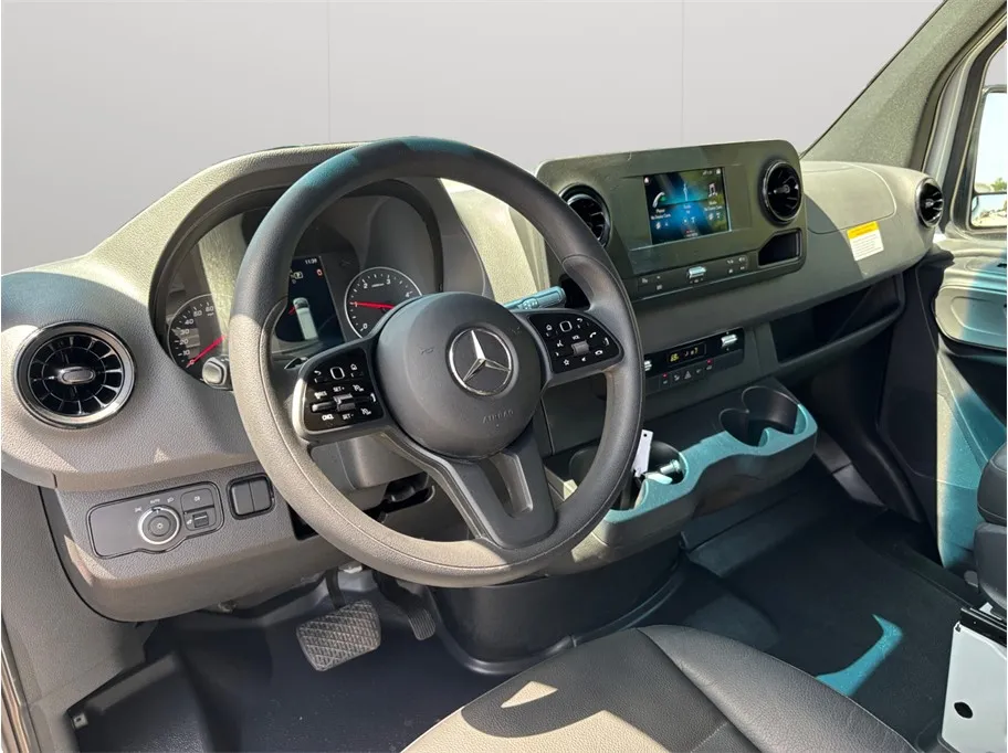 Mercedes-Benz Sprinter photo 6