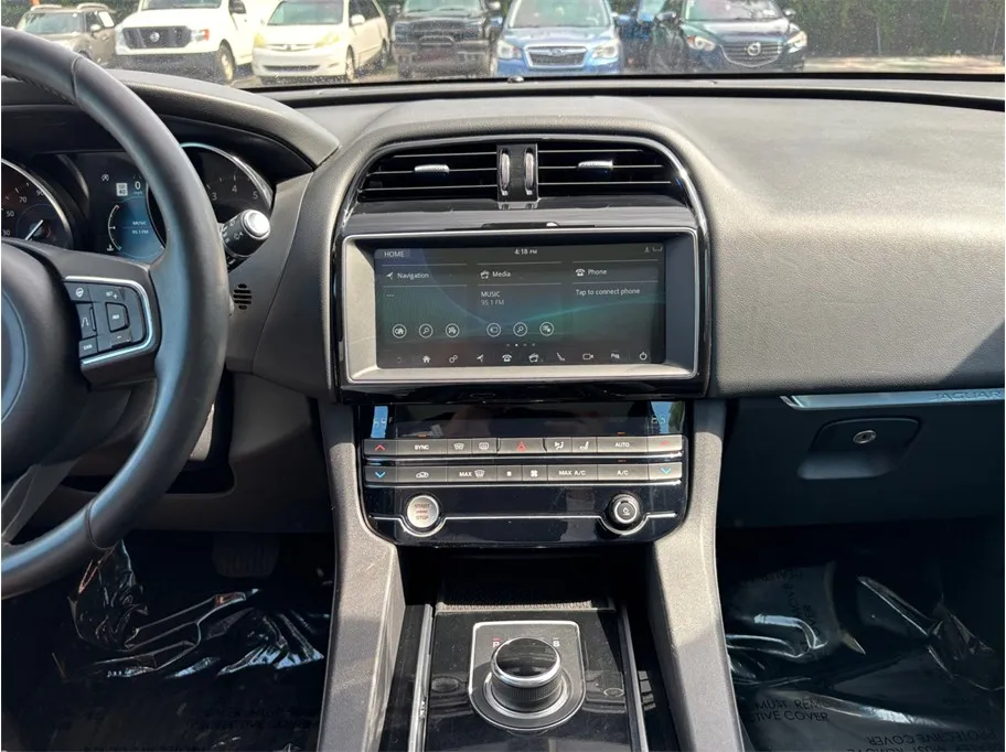Jaguar F-PACE photo 11