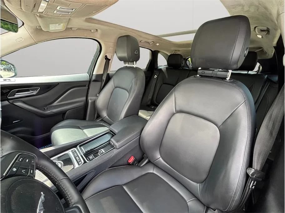 Jaguar F-PACE photo 20