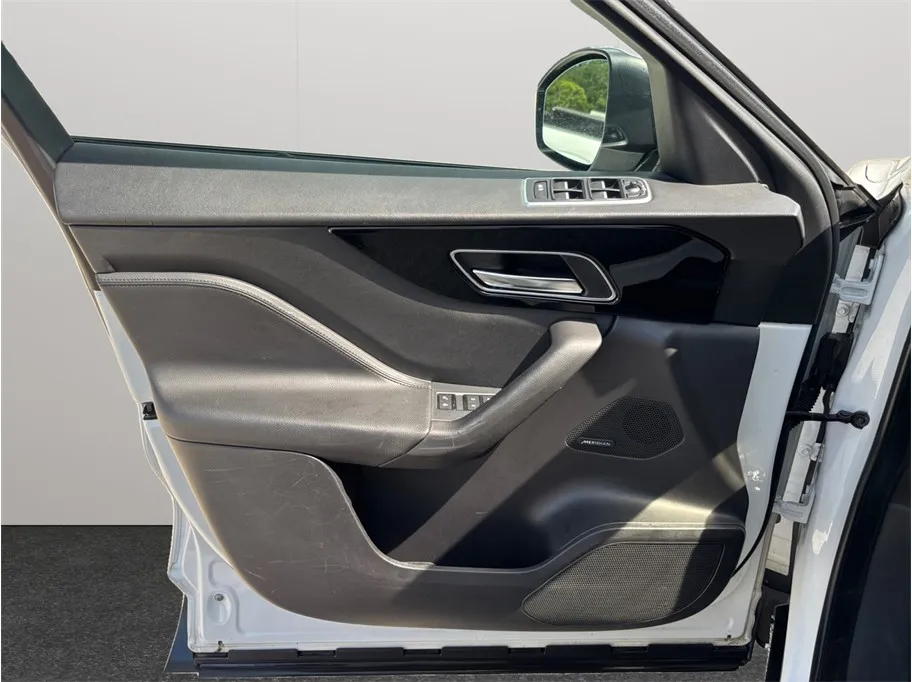 Jaguar F-PACE photo 22
