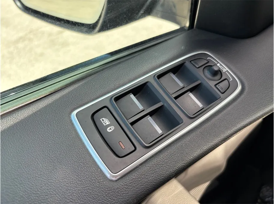 Jaguar F-PACE photo 23