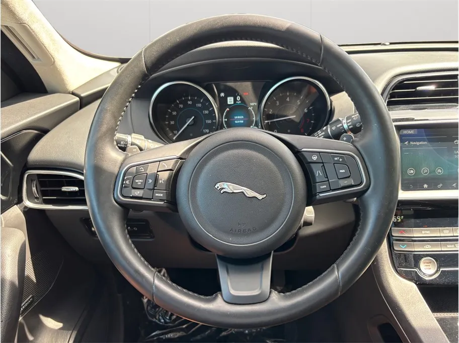 Jaguar F-PACE photo 27