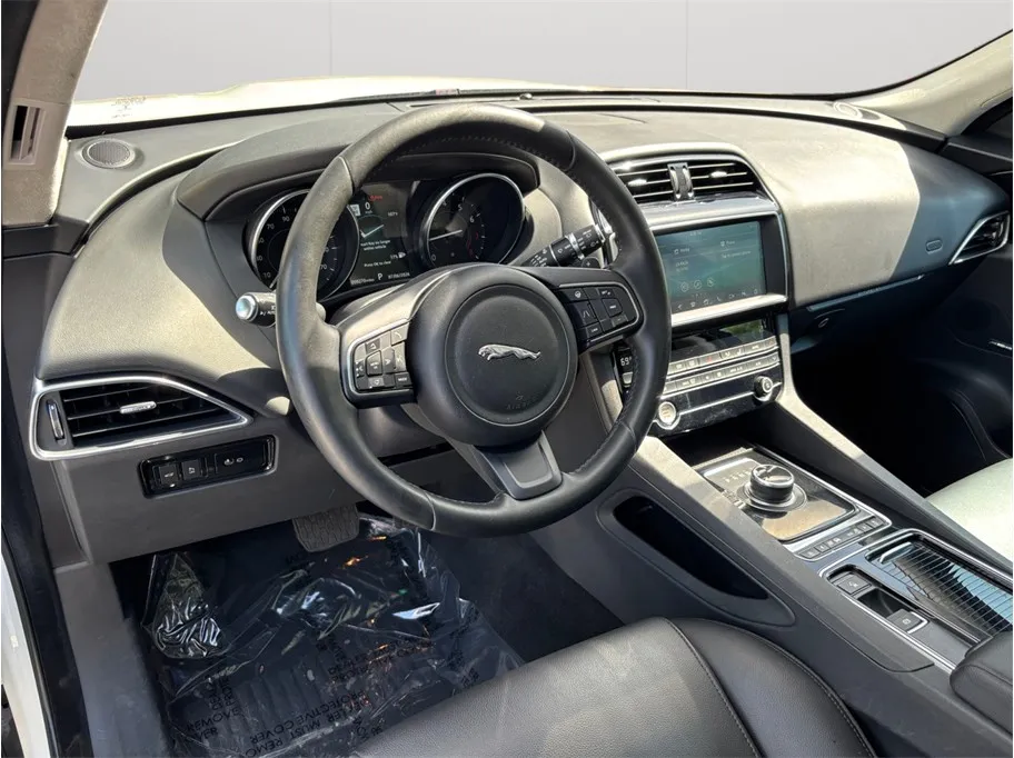 Jaguar F-PACE photo 6