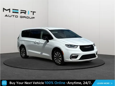 White 2024 Chrysler Pacifica Hybrid Select Van 4D for sale in Jacksonville, FL