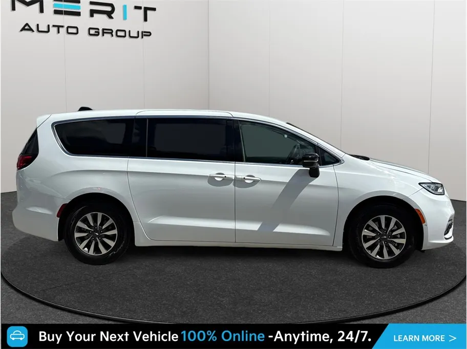 Chrysler Pacifica photo 10