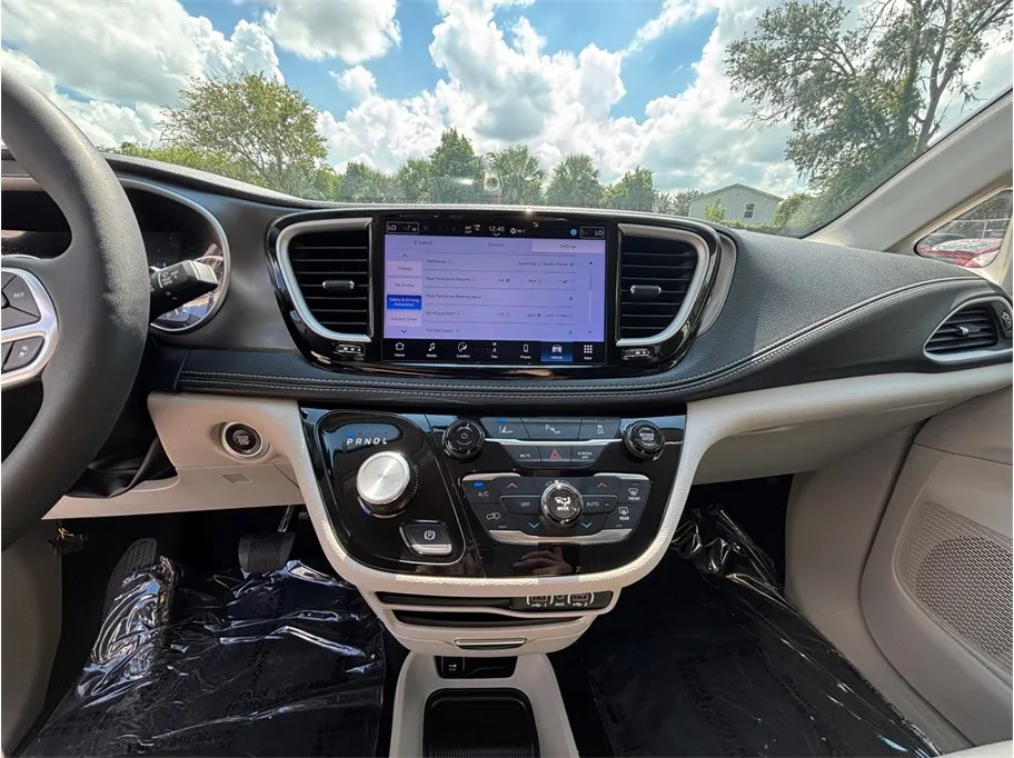 Chrysler Pacifica photo 11