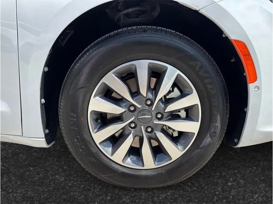 Chrysler Pacifica photo 13