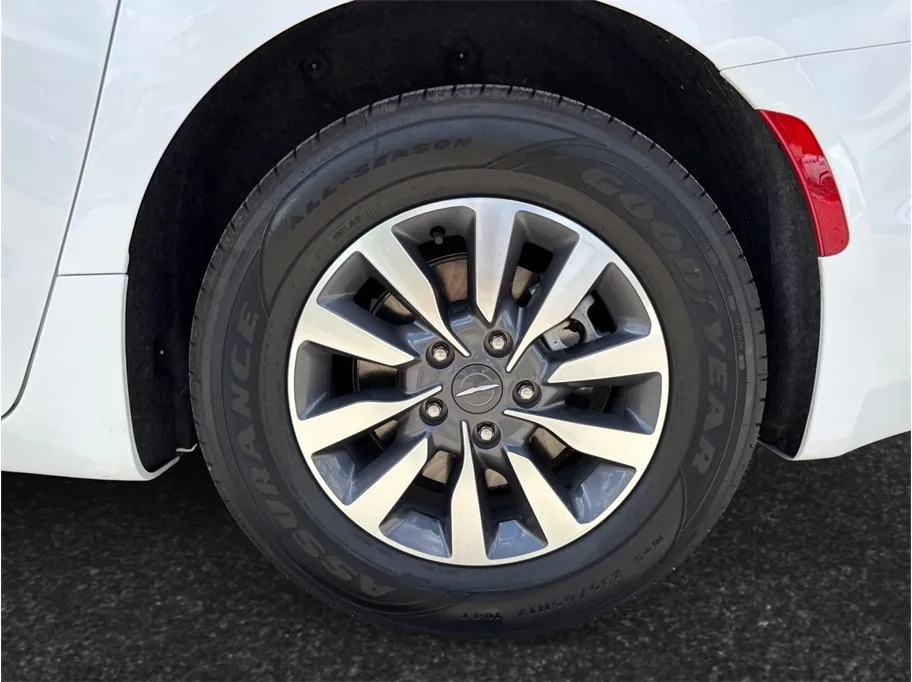 Chrysler Pacifica photo 16