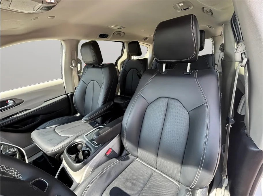 Chrysler Pacifica photo 20