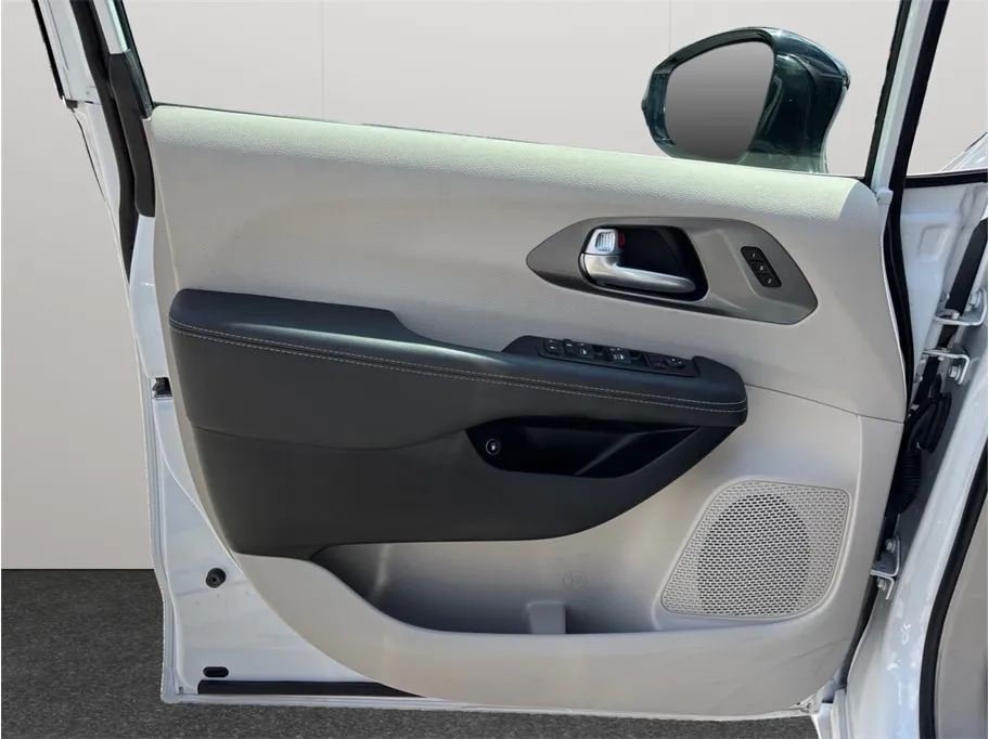 Chrysler Pacifica photo 22