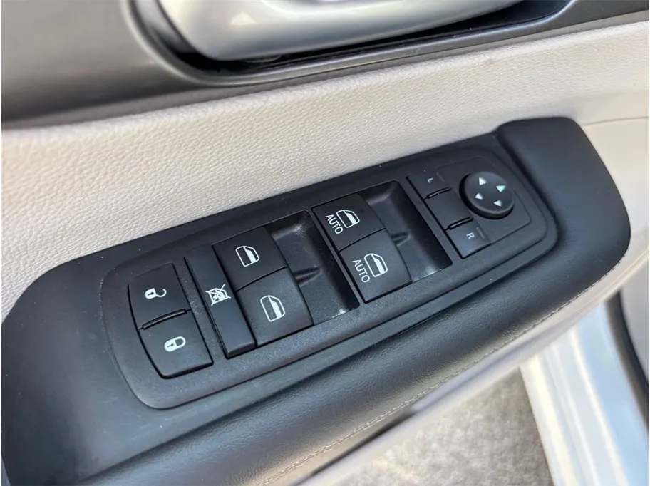 Chrysler Pacifica photo 23