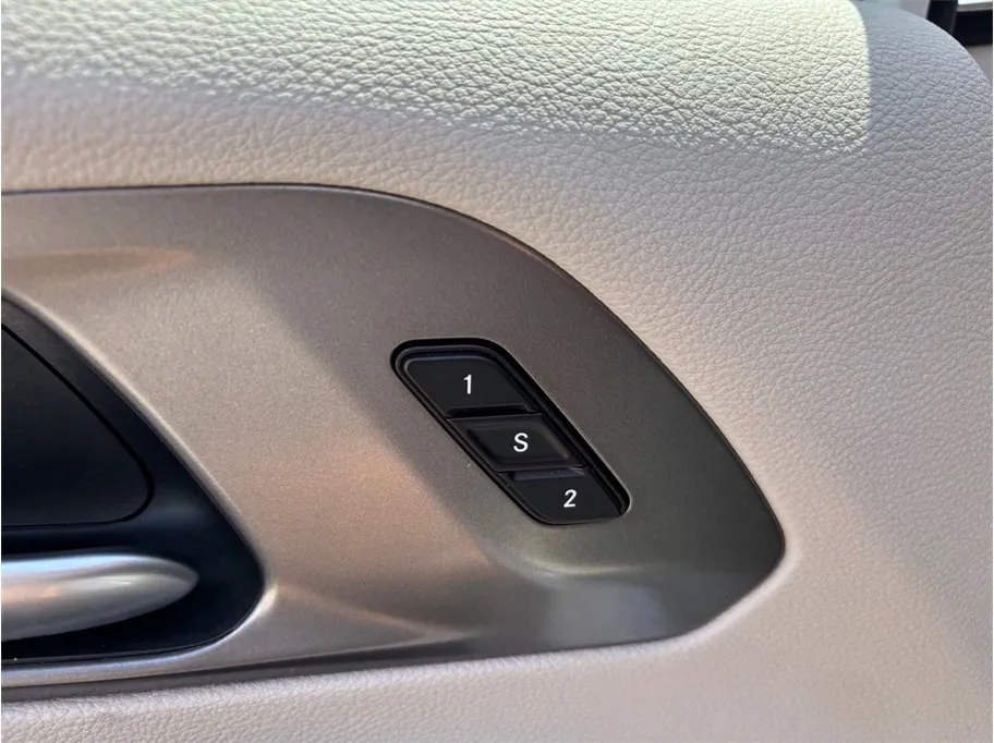 Chrysler Pacifica photo 24