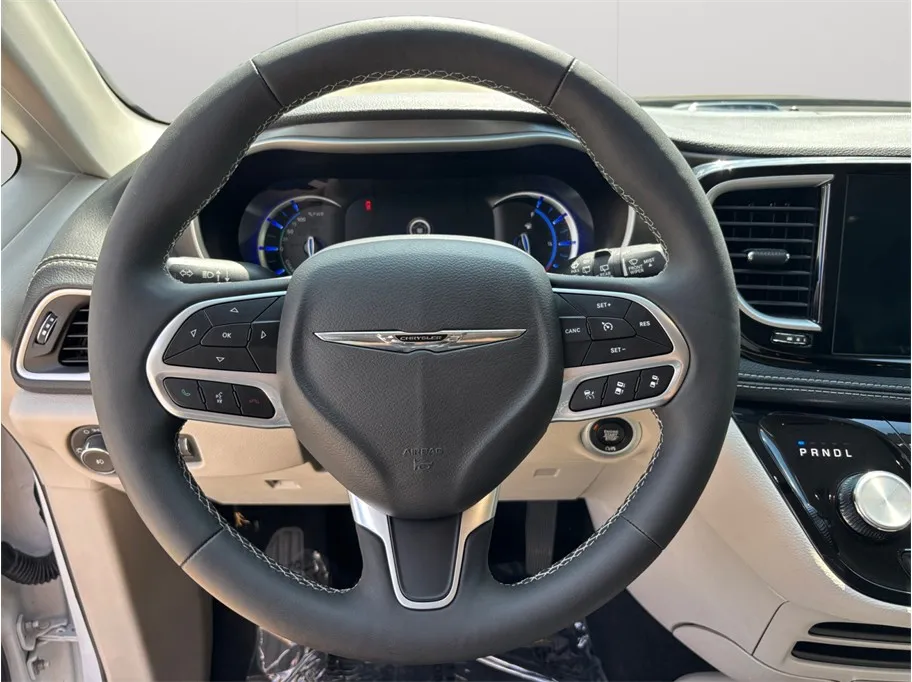 Chrysler Pacifica photo 26