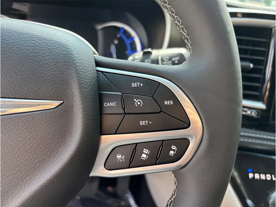 Chrysler Pacifica photo 28