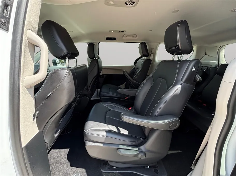 Chrysler Pacifica photo 39