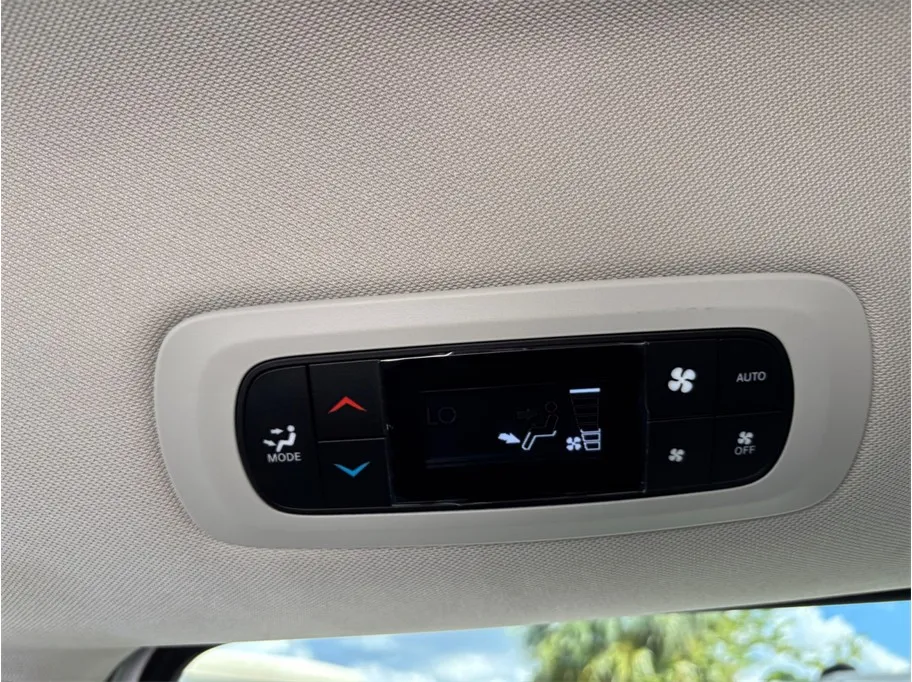 Chrysler Pacifica photo 40