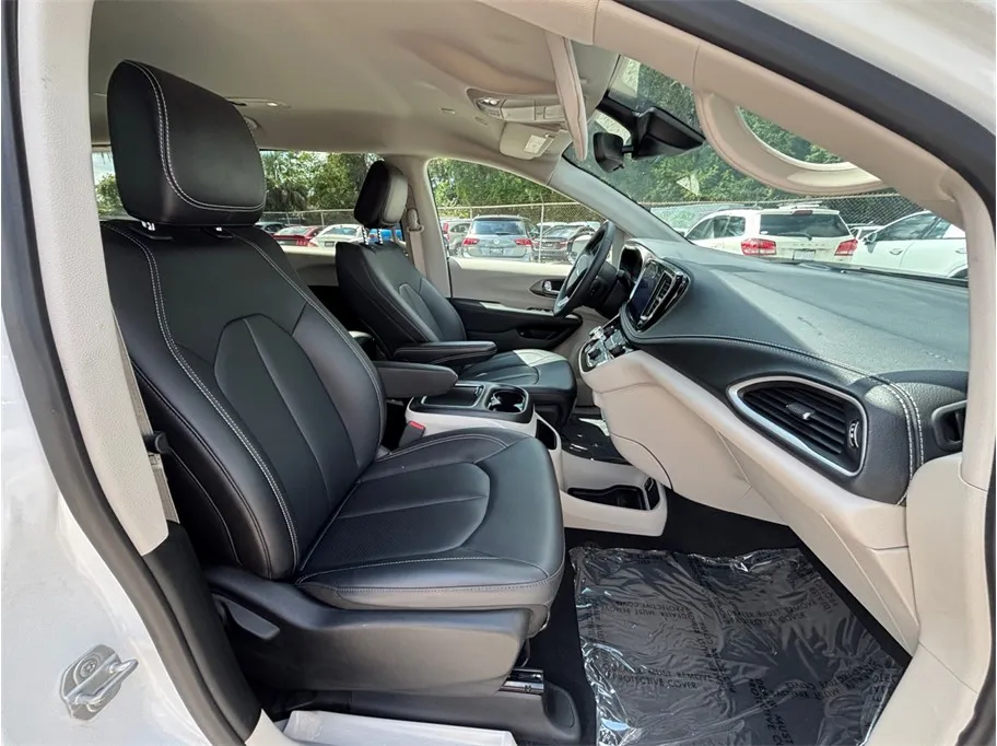 Chrysler Pacifica photo 45