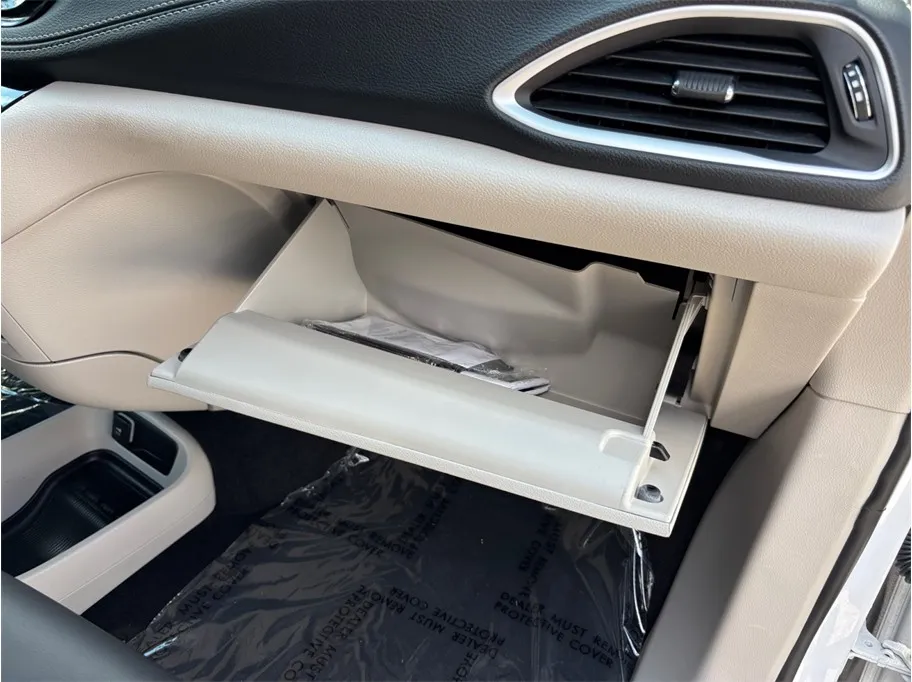 Chrysler Pacifica photo 47