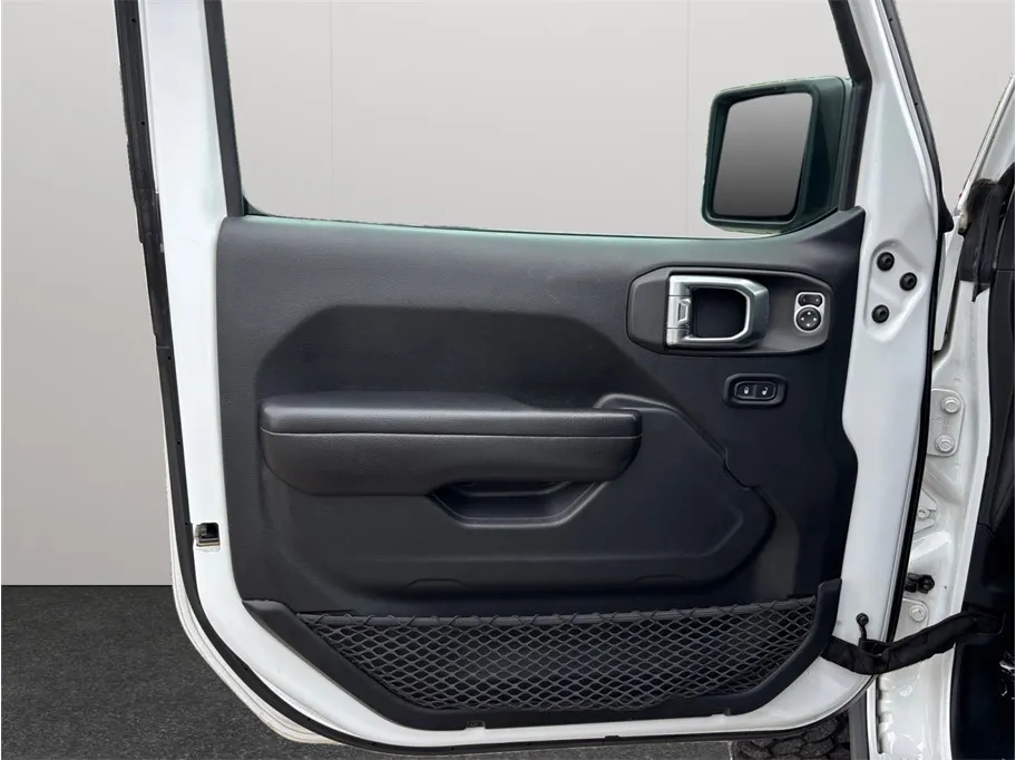 Jeep Wrangler photo 16
