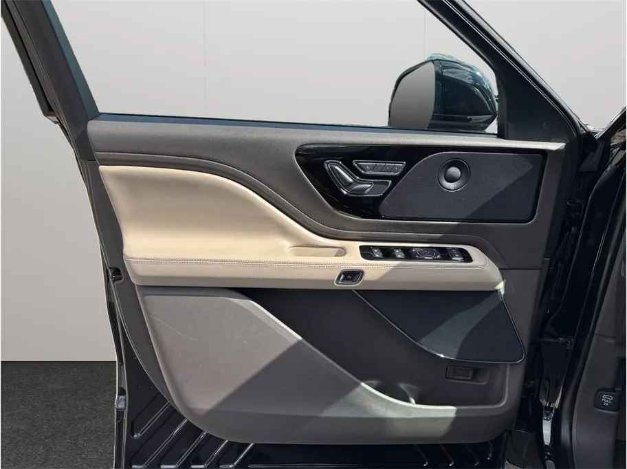 Lincoln Aviator photo 23