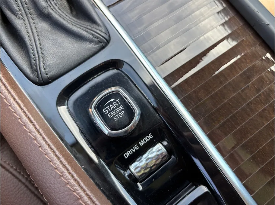 Volvo XC90 photo 29