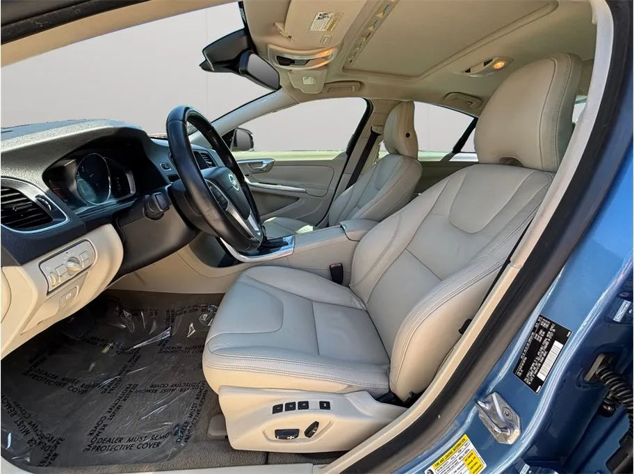 Volvo S60 photo 2