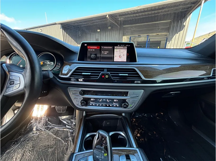 BMW 7 Series photo 11