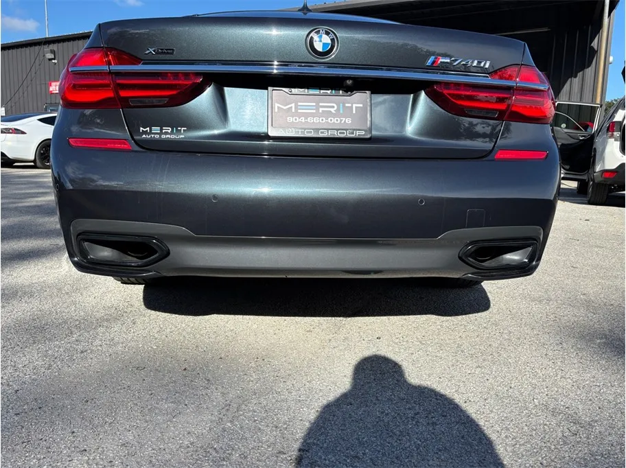 BMW 7 Series photo 17