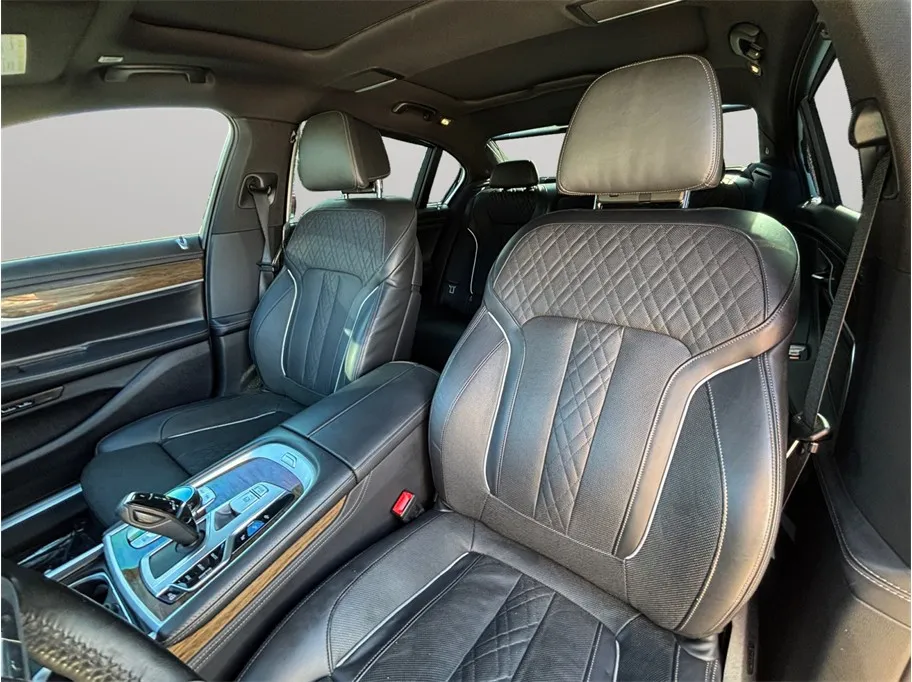 BMW 7 Series photo 19