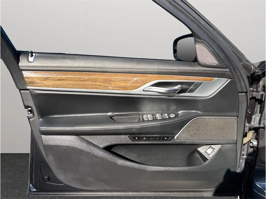 BMW 7 Series photo 22