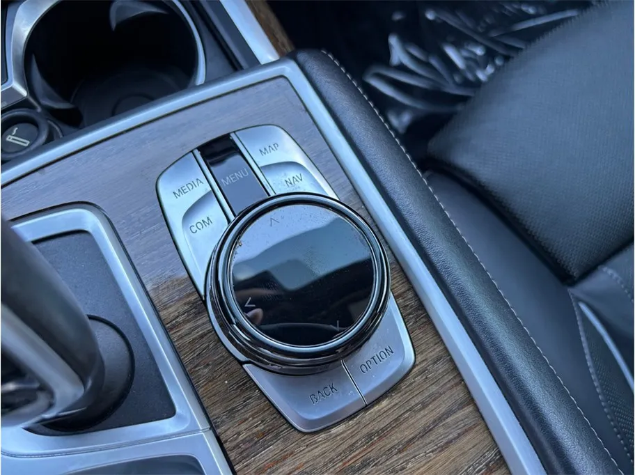 BMW 7 Series photo 36