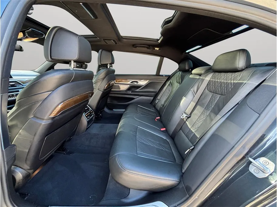 BMW 7 Series photo 39