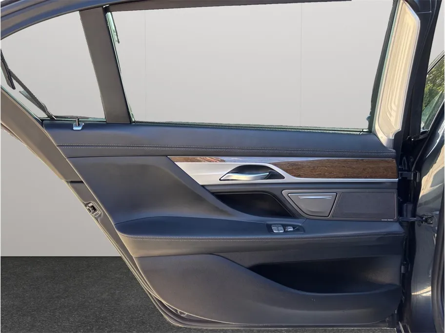 BMW 7 Series photo 40
