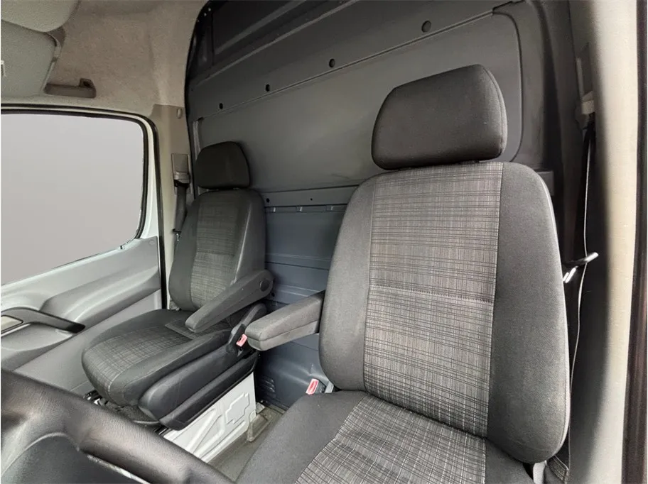Mercedes-Benz Sprinter photo 16