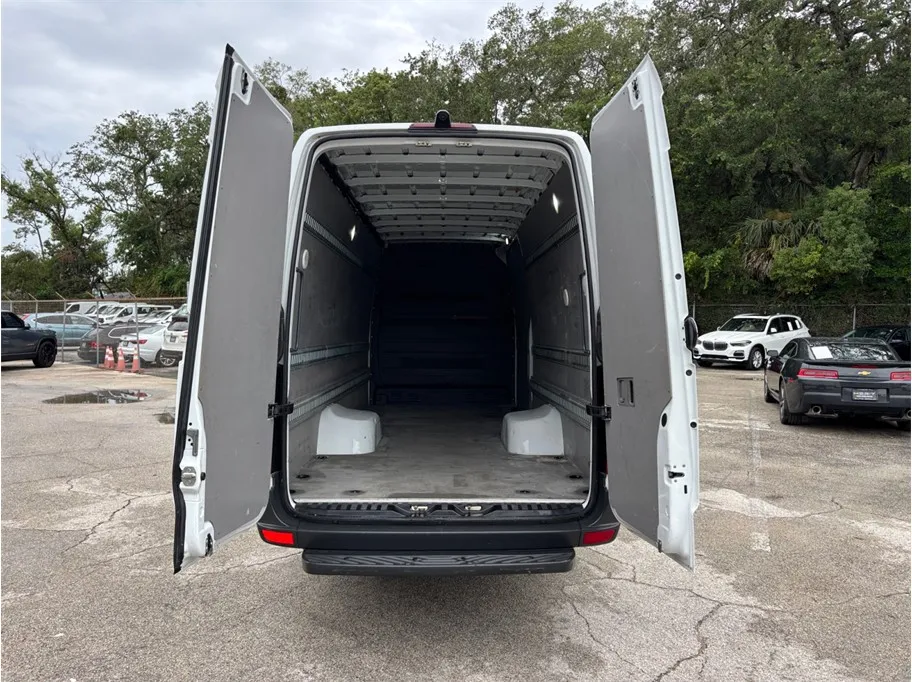Mercedes-Benz Sprinter photo 32
