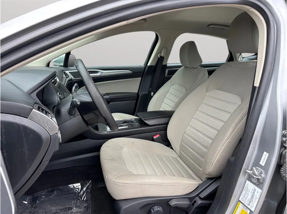 Ford Fusion photo 2