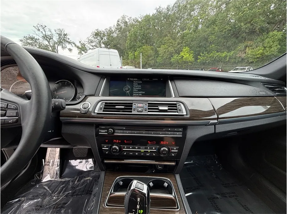 BMW 7 Series photo 11